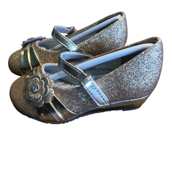 NWOT Little Angel Size 4 Glittery Gold Kids Wedge Dress Shoes w/ Flower Accent - Picture 1 of 7